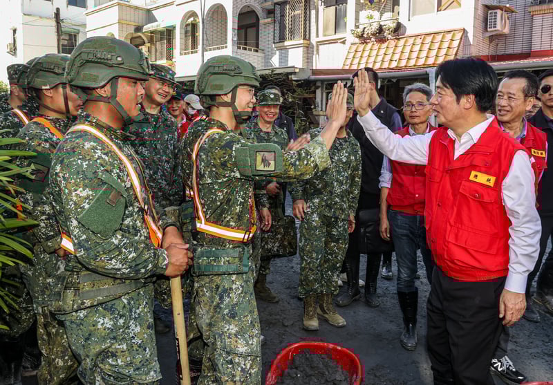 總統賴清德（前右）25日下午前往光復鄉慰勉救災國軍，並和官兵擊掌致意。中央社