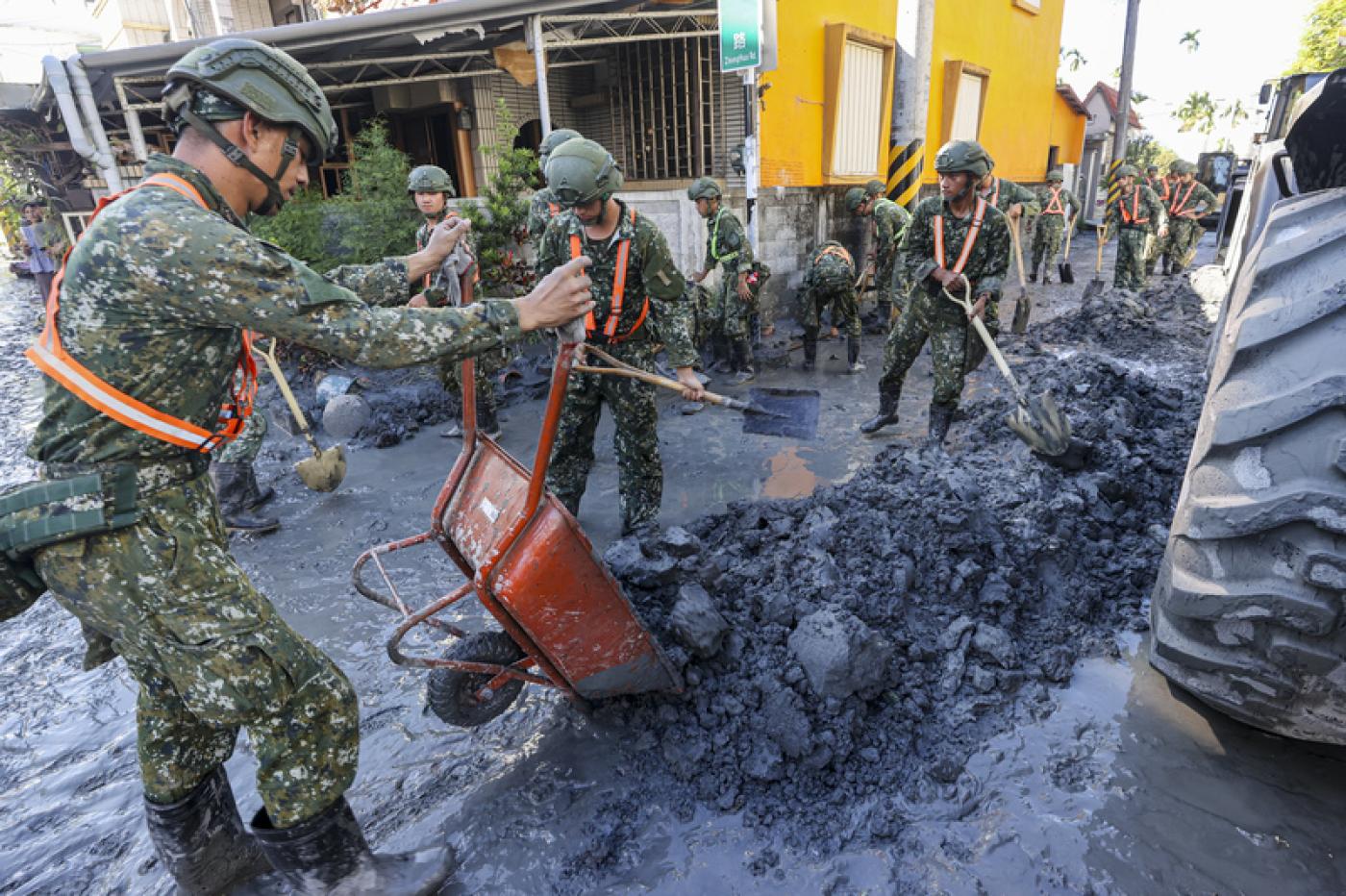 花蓮馬太鞍溪堰塞湖溢流重創光復鄉，當地街道到處都遭淤泥入侵，國軍動員投入救災。中央社