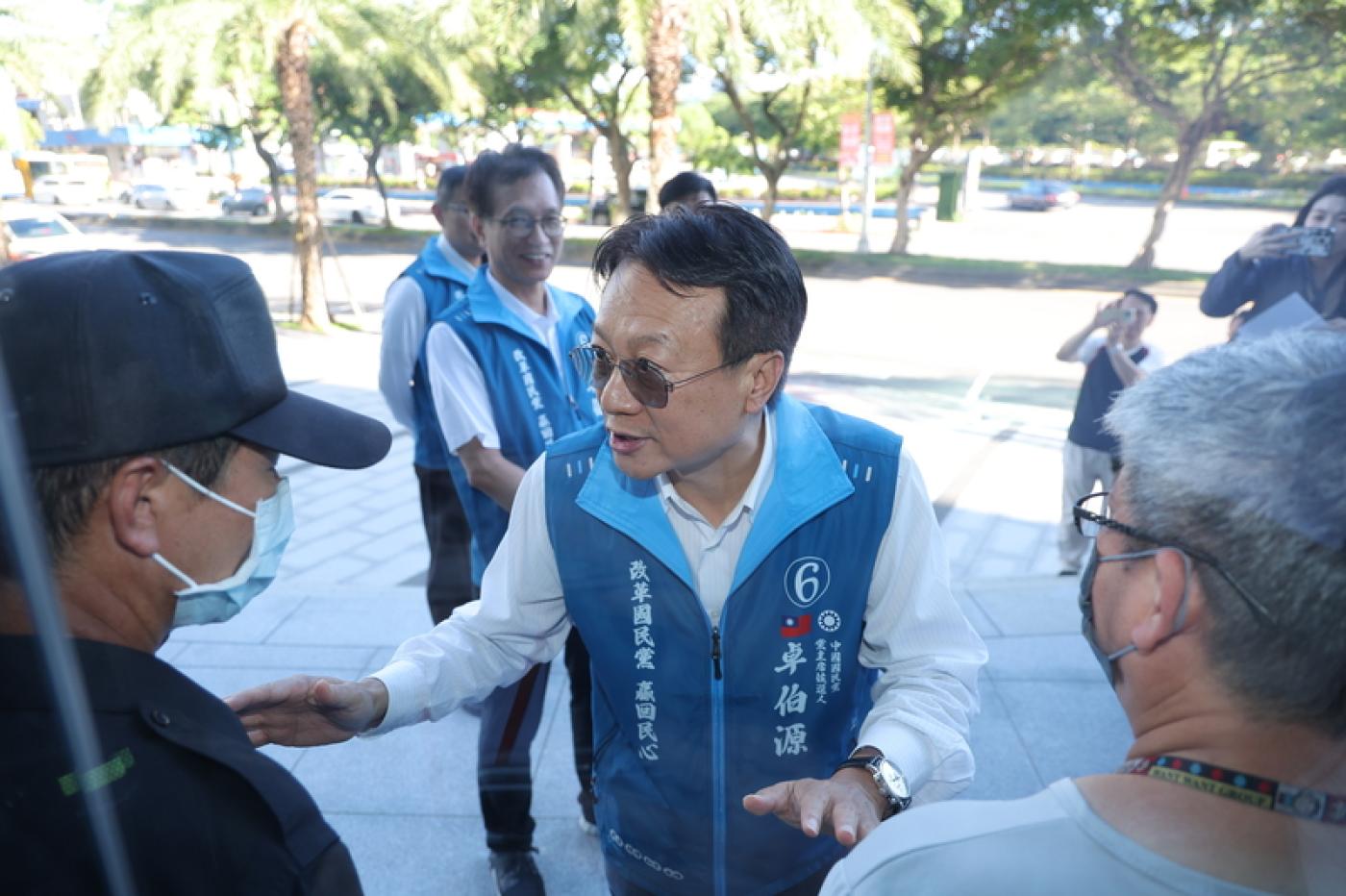 中天新聞主辦的第２場國民黨主席辯論27日登場，卓伯源（前中）依然未獲邀請，他詢問現場人員是否可參與，遭到拒絕