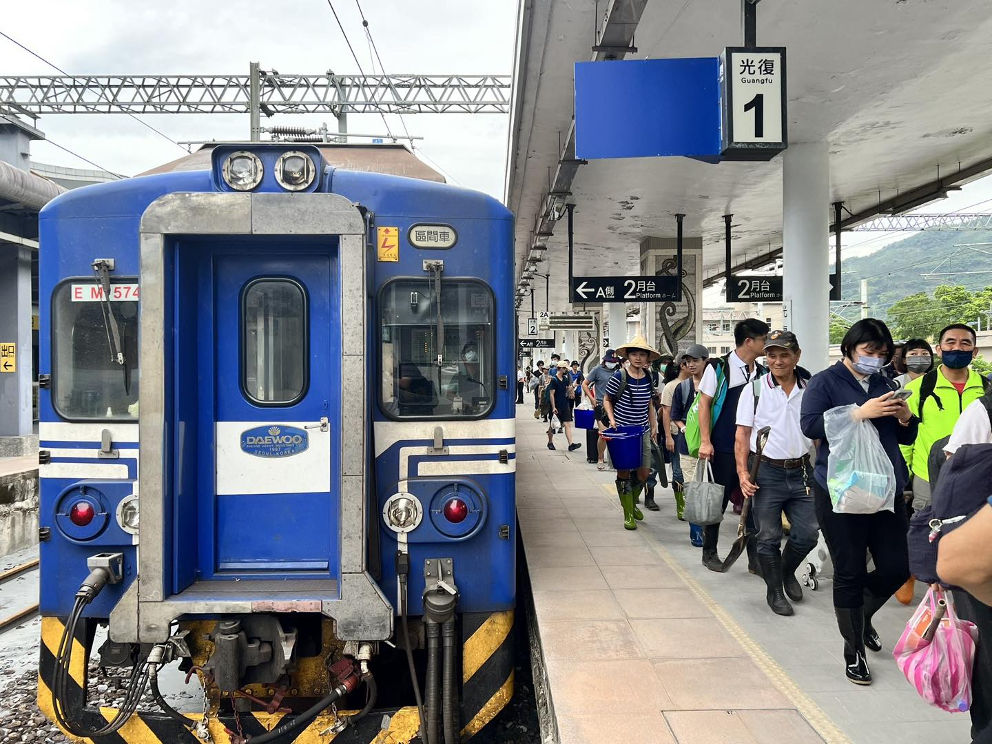 全台各地志工穿著雨鞋、帶著鏟子湧入光復協助災後復原。台鐵公司提供
