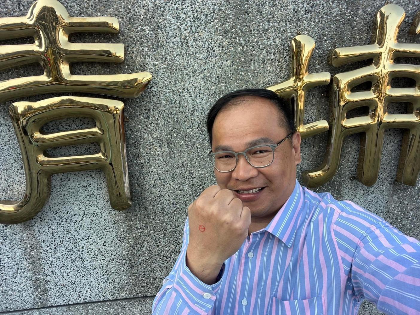 王義川去年反跟拍，發現一個跟監集團，黃國昌被暗指是指揮狗仔的首領，王義川預告，接下來會進一步揭發偷拍集團的內幕。翻攝王義川臉書
