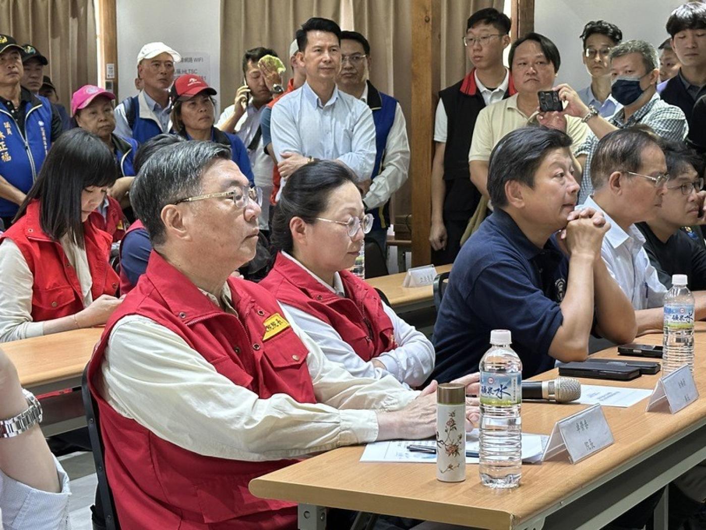 行政院長卓榮泰（左）到花蓮光復鄉的中央災害應變中心前進協調所，聽取彙報，國民黨立委傅崐萁（左3）、花蓮縣長徐榛蔚（左2）等與會。 中央社