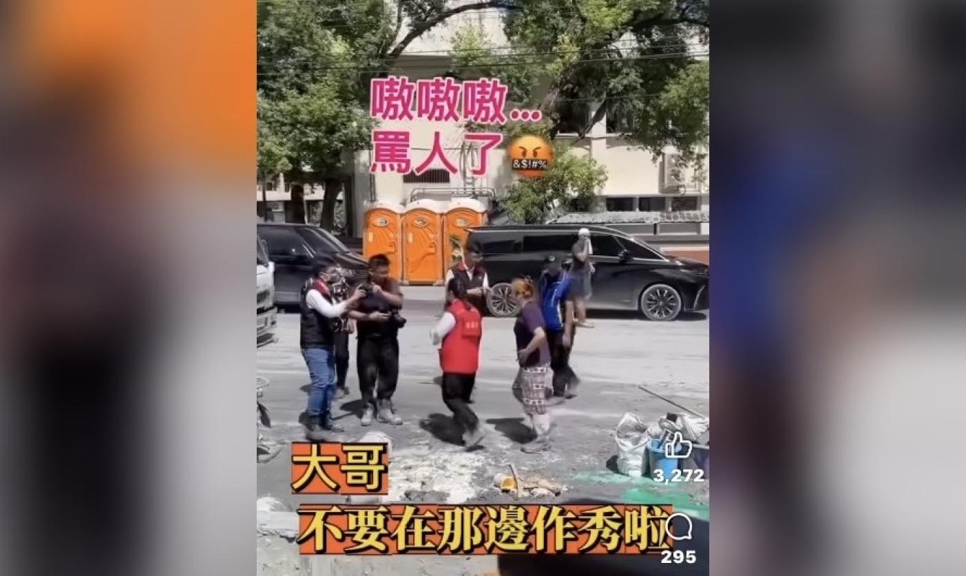 徐榛蔚（紅背心）遭嗆聲後，頭也不回的離開。翻攝網路