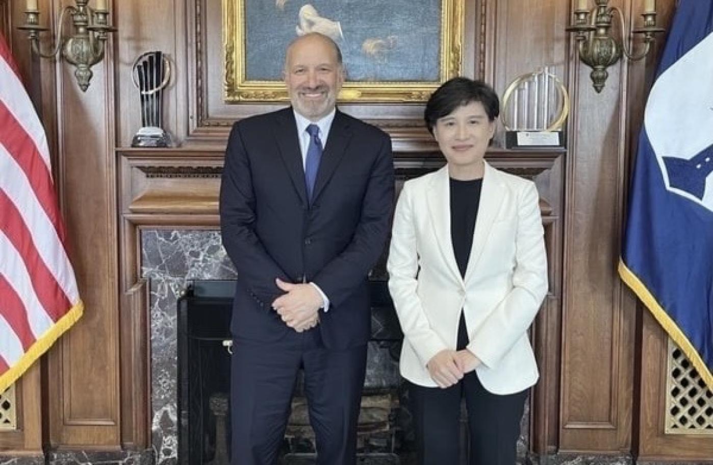 美國商務部長盧特尼克預告，將與台灣達成重大協議。圖為鄭麗君在美與盧特尼克談判時合影。行政院提供