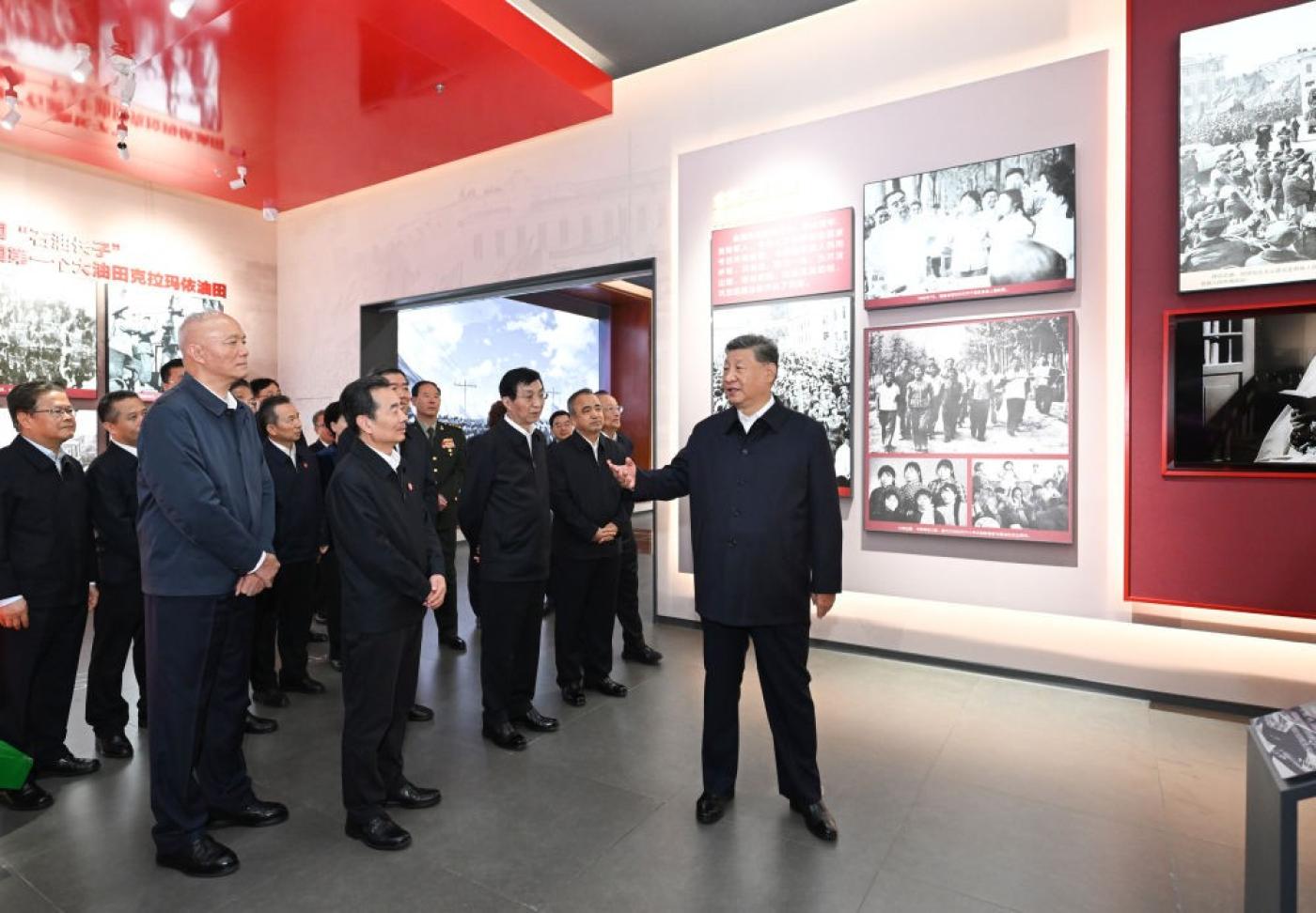 習近平24日主持新彊自治區成立70周年紀念活動，陪同的有中央政治局常委蔡奇（前排左1）、王滬寧（前排左3）等人。翻攝新華社