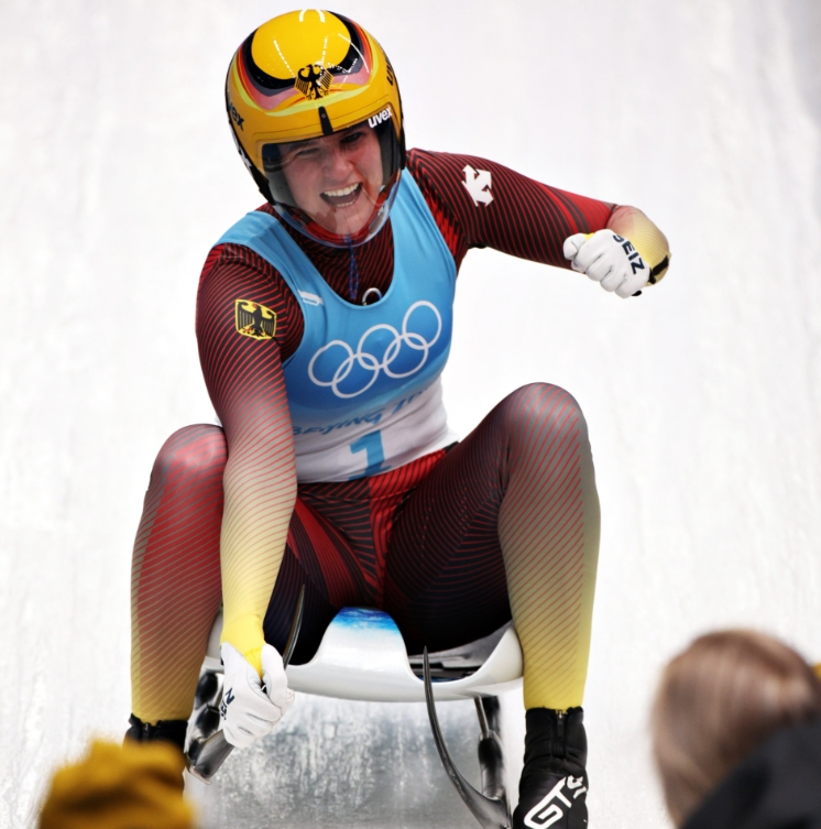 蓋森伯格8日在北京冬季奧運女子單人雪橇奪得金牌。翻攝奧運官方推特@Olympics