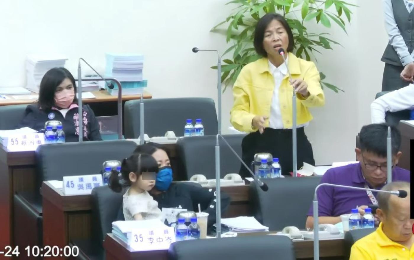 國民黨籍議員李中岑帶著3歲女兒進議事廳開會，引發民進黨男議員不滿。台南市議會提供