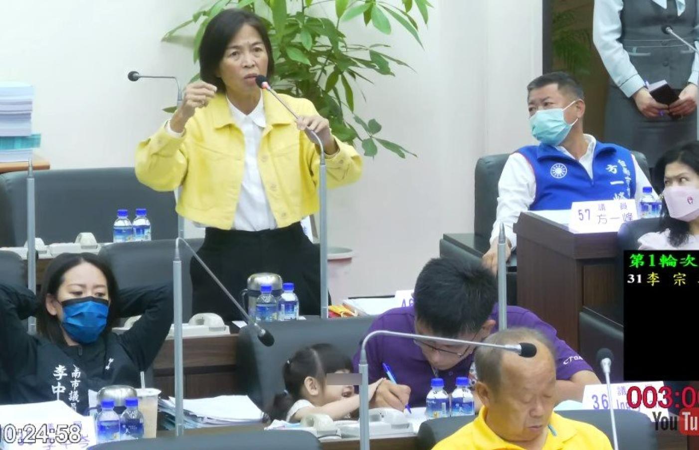 國民黨籍議員李中岑帶3歲女兒進議場開會，被民進黨男性議員譏諷。台南市議會提供