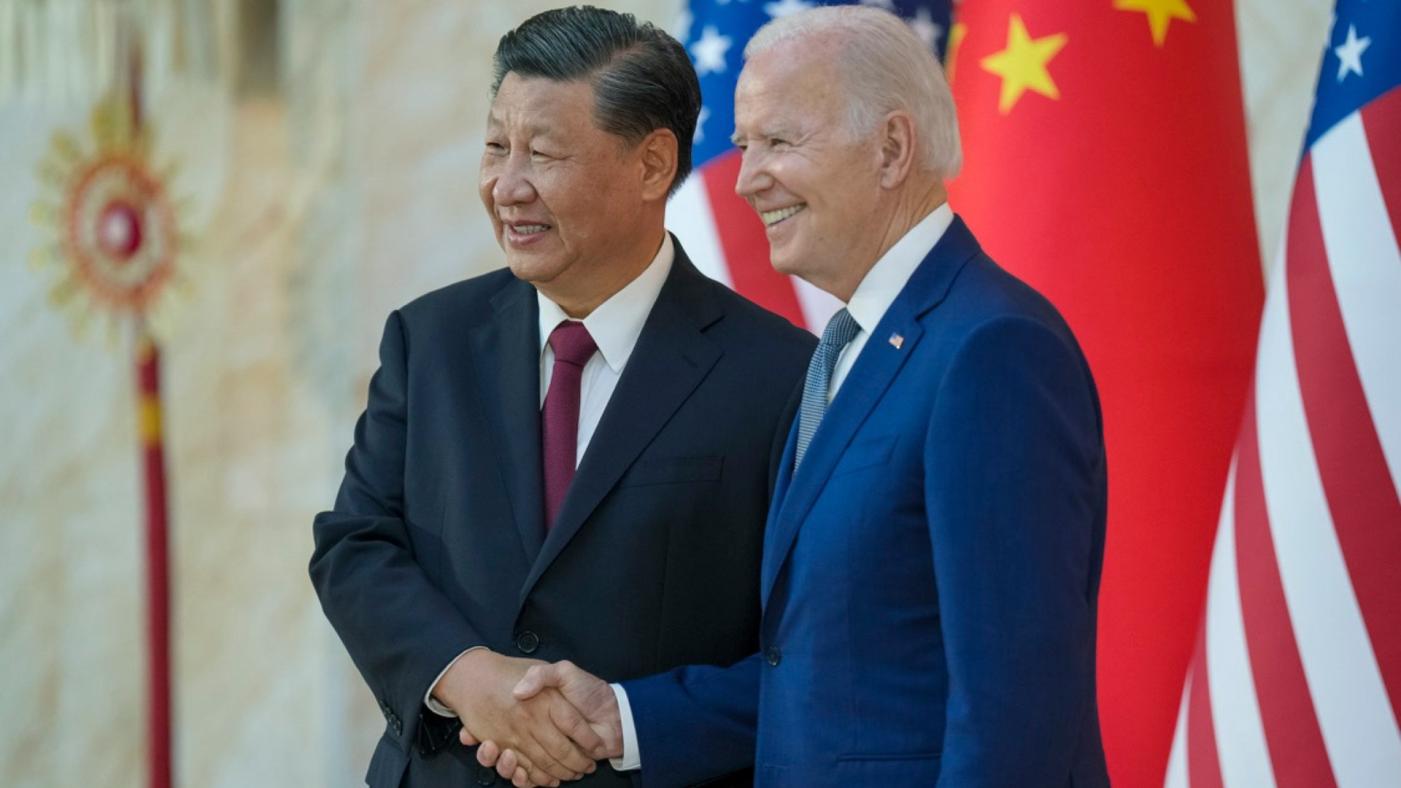 中國國家主席習近平（左）、美國總統拜登去年11月在G20領袖峰會見面合影。 翻攝President Joe Biden臉書
