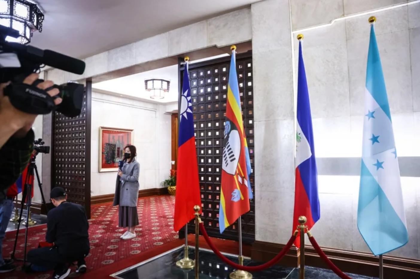  中華民國與宏都拉斯斷交。 圖為外交部一樓大廳放置宏都拉斯國旗（右1）。中央社檔案照