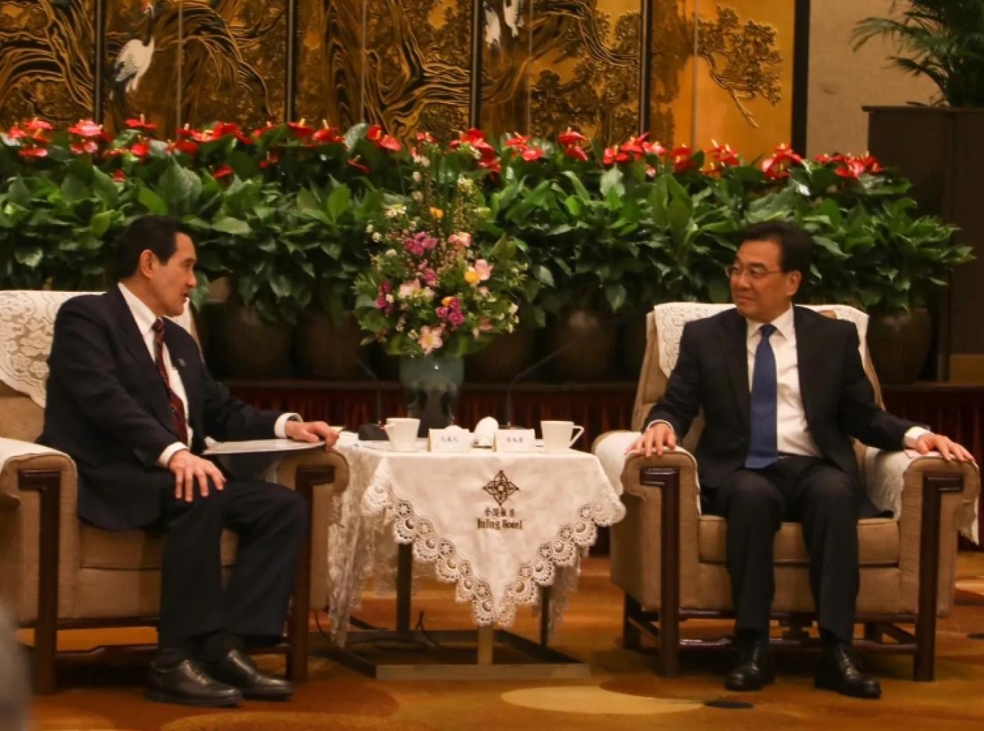 馬英九（左）28日晚間與江蘇省委書記信長星（右）晤談。馬英九辦公室提供