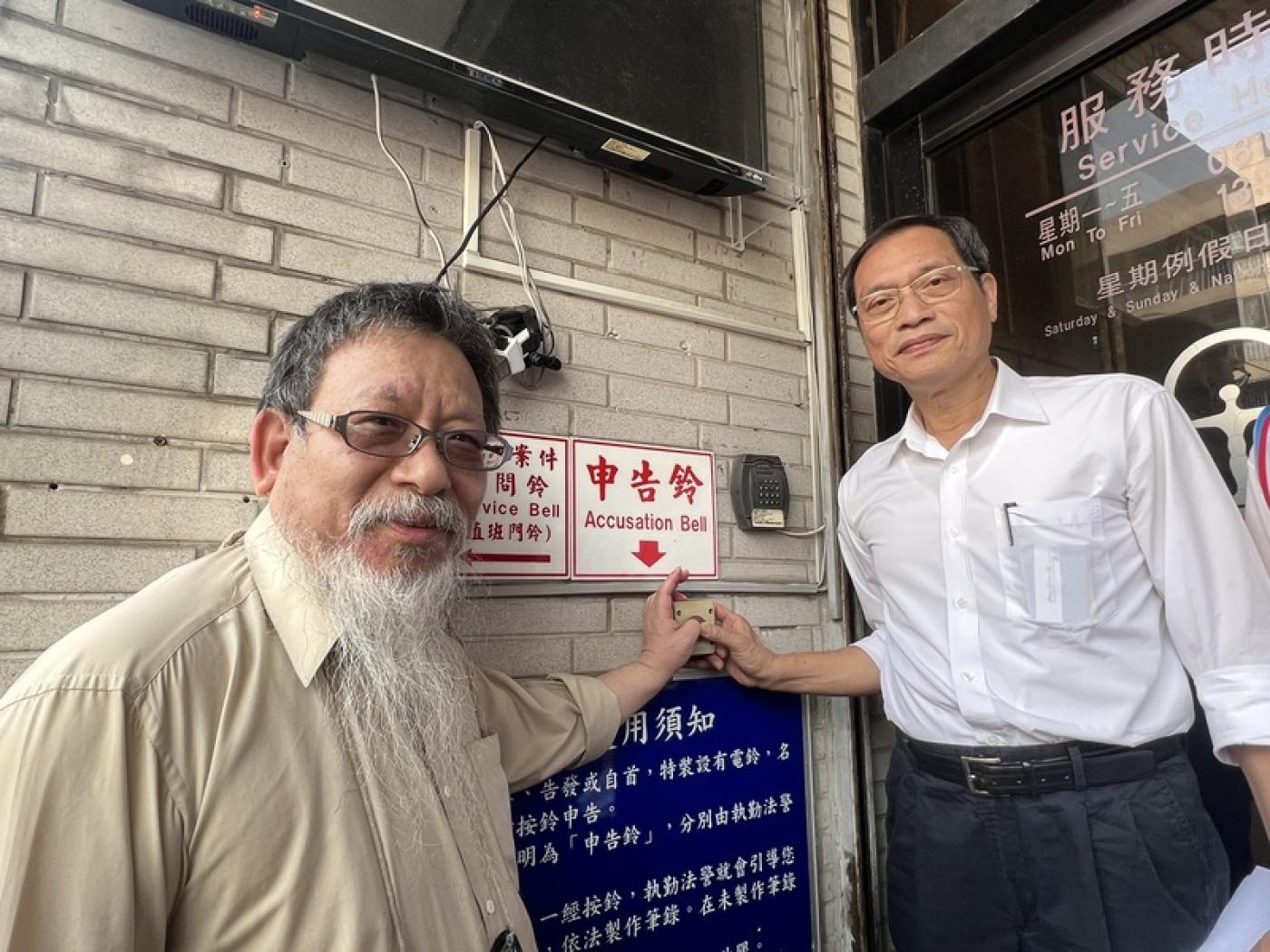 蘇清泉（右）29日在律師張靜（左）陪同 下，到屏東地方檢察署按鈴提告８名選務人員。中央社