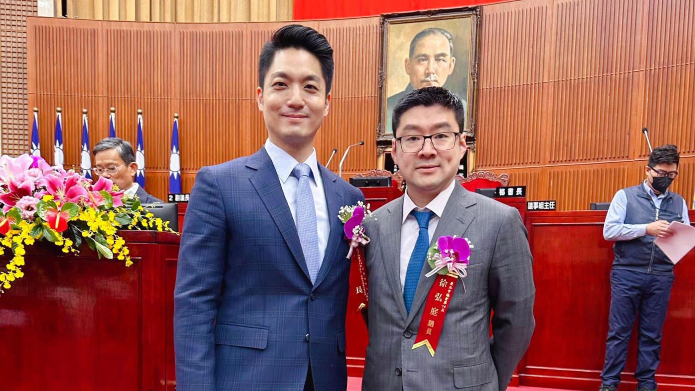 徐弘庭（右）31日宣布，退出第8選區立法委員初選。翻攝徐弘庭臉書