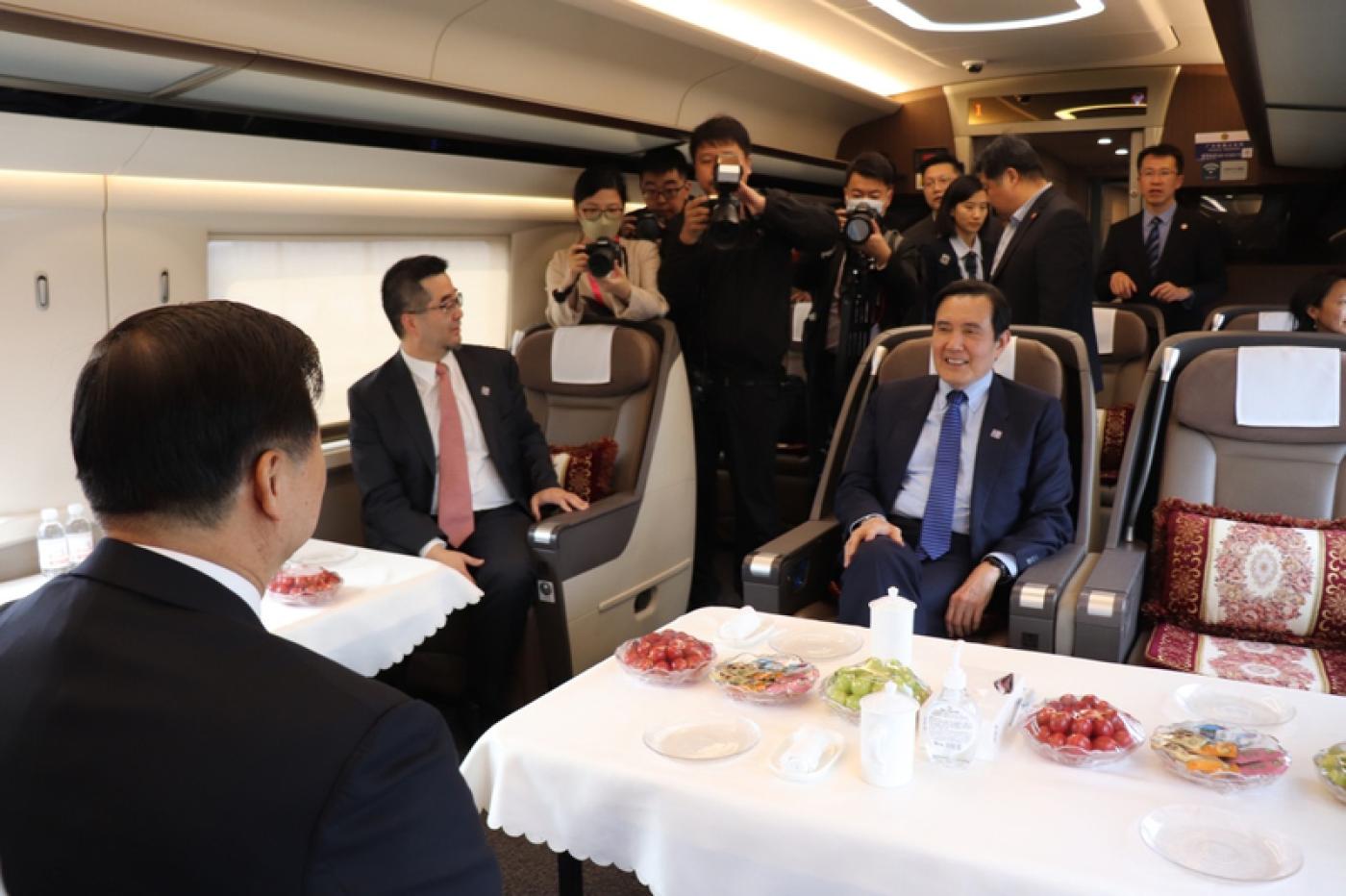 前總統馬英九(藍領帶者)在中國國台辦主任宋濤(靠近鏡頭者)陪同下搭高鐵前往長沙。中央社