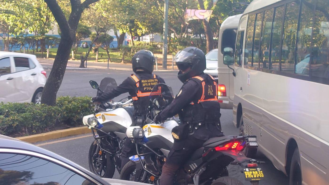 瓜國警車開道，摩托車在車陣中穿梭。蘇聖怡攝