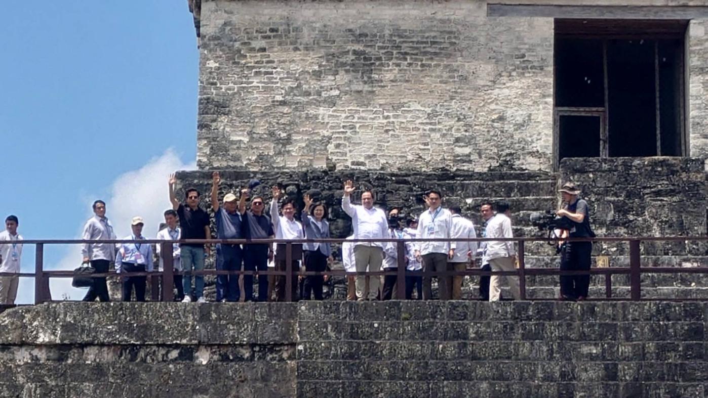 總統蔡英文出訪瓜地馬拉，參訪馬雅古文明遺跡「蒂卡爾國家公園」，登上2號神殿。蘇聖怡攝