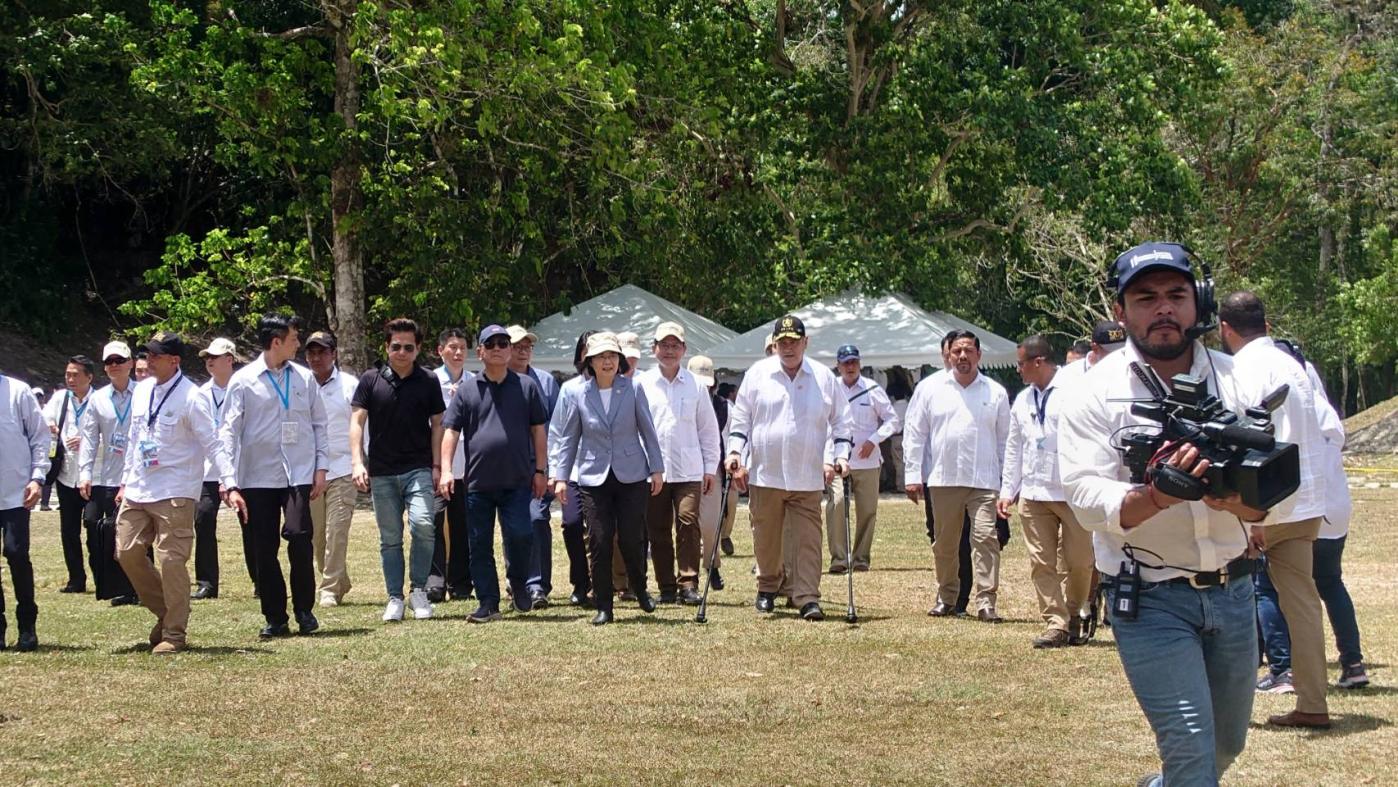 總統蔡英文在瓜地馬拉3天2夜行程，瓜國總統賈麥岱陪同多場，圖為參訪蒂卡爾國家公園。蘇聖怡攝