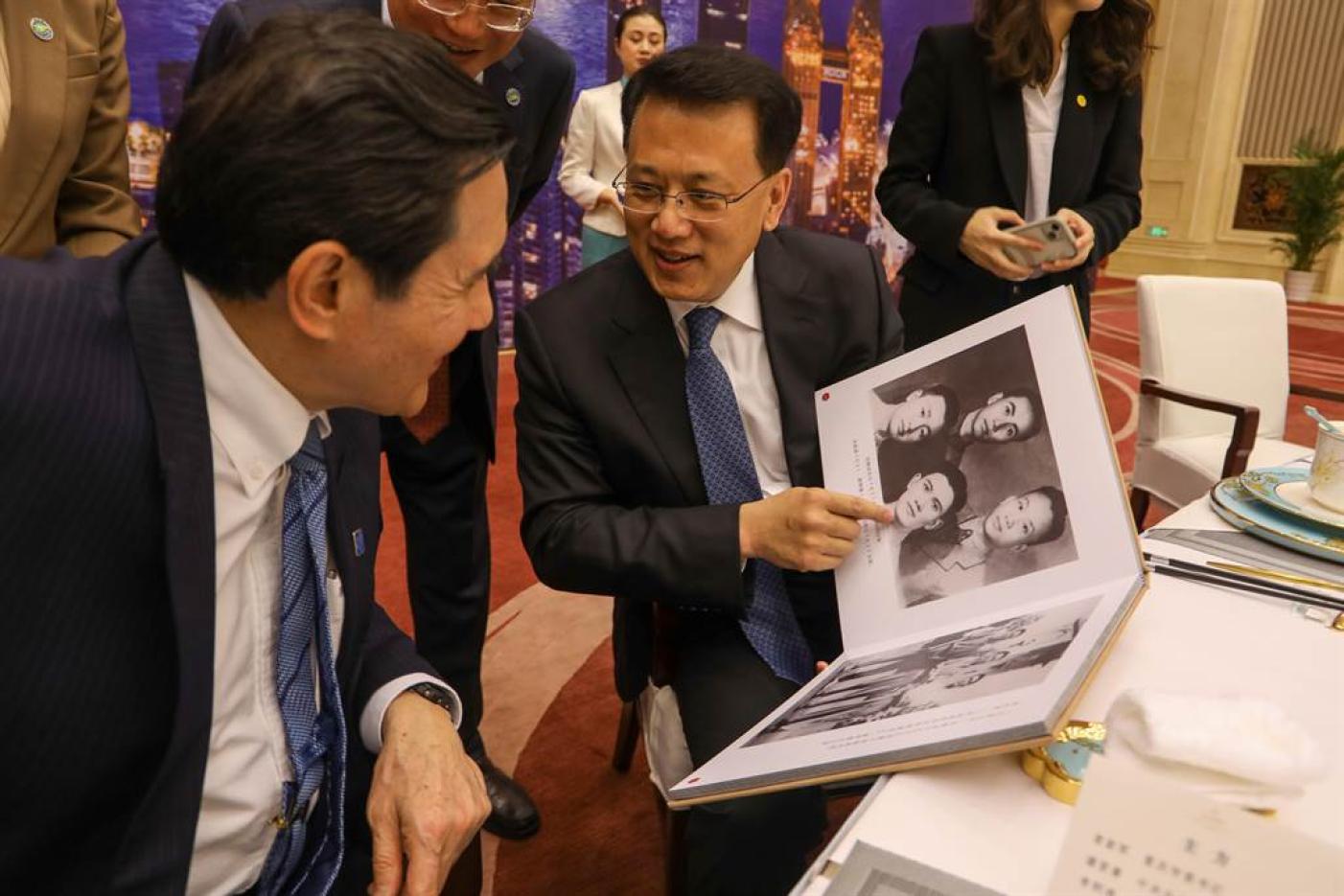 重慶市委書記袁家軍（左）3日晚在宴請馬英九時，送給馬英九其父母在重慶時的老照片、投書和資料。馬辦提供