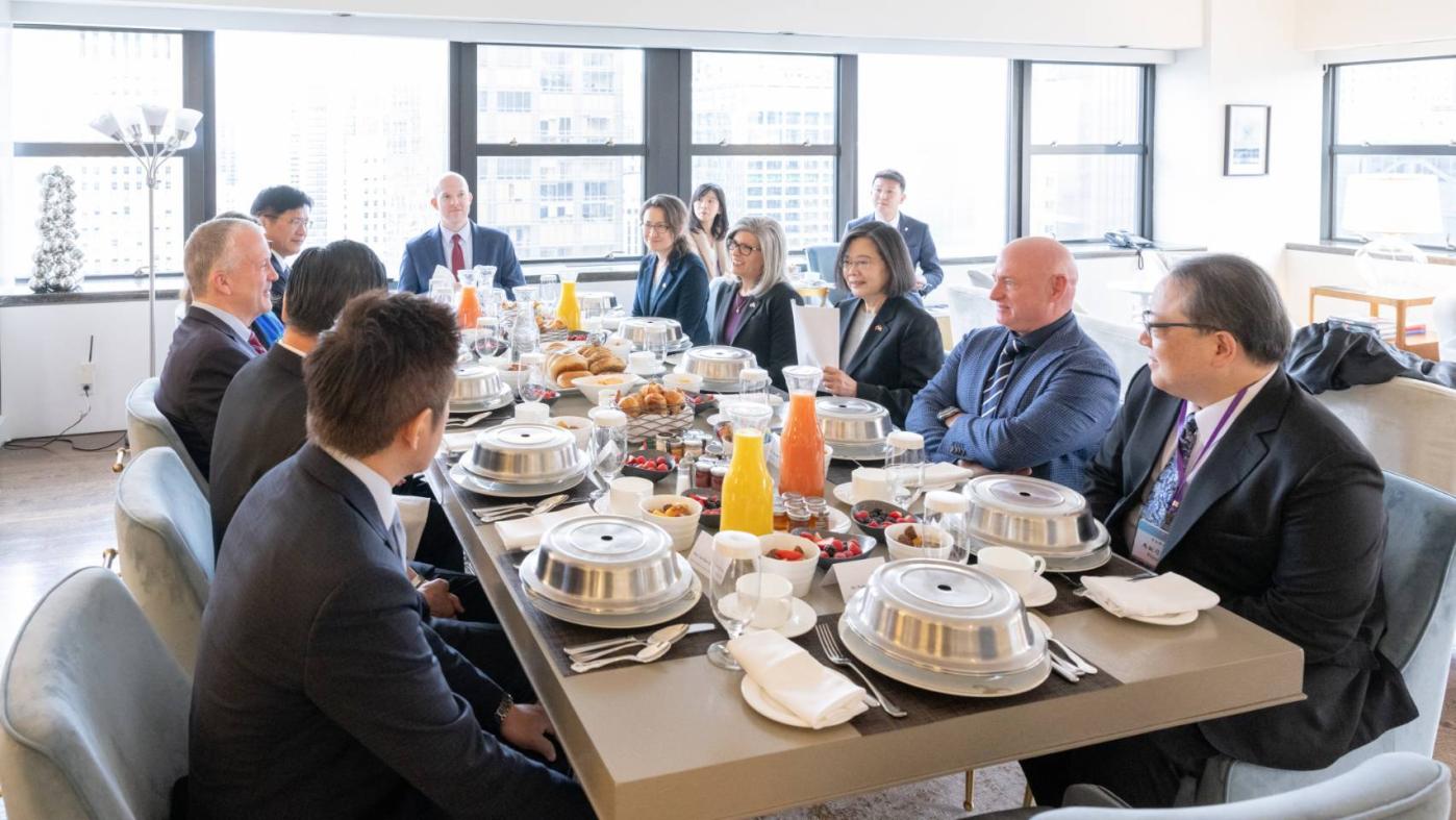   蔡英文與蘇利文（Dan Sullivan）、恩斯特（Joni Ernst）、凱利（Mark Kelly）三位跨黨派聯邦參議員早餐會。總統府提供