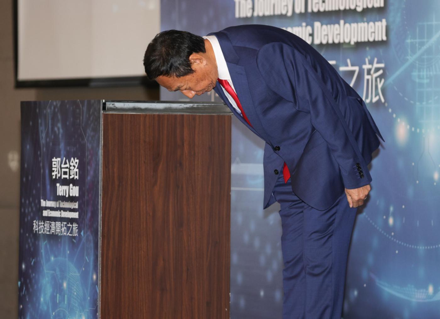 郭台銘宣布選2024總統，為4年前負氣離開國民黨鞠躬道歉。中央社