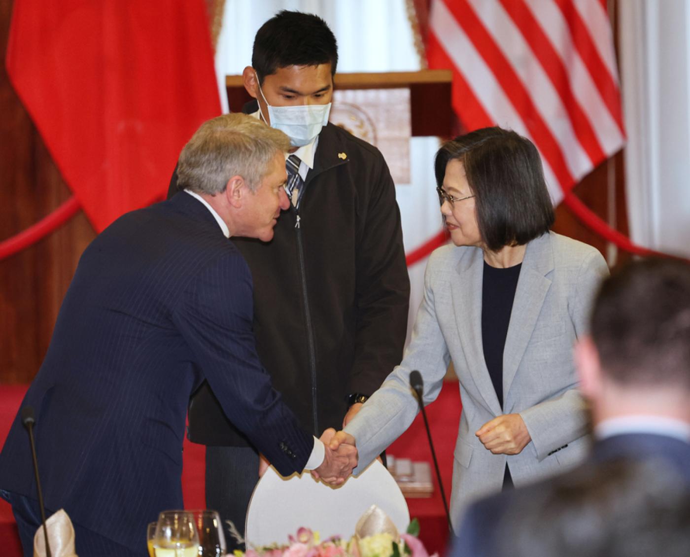 總統蔡英文(右)今天在台北賓館設宴款待美國聯邦眾議院外委會主席麥考爾率領的訪問團。中央社