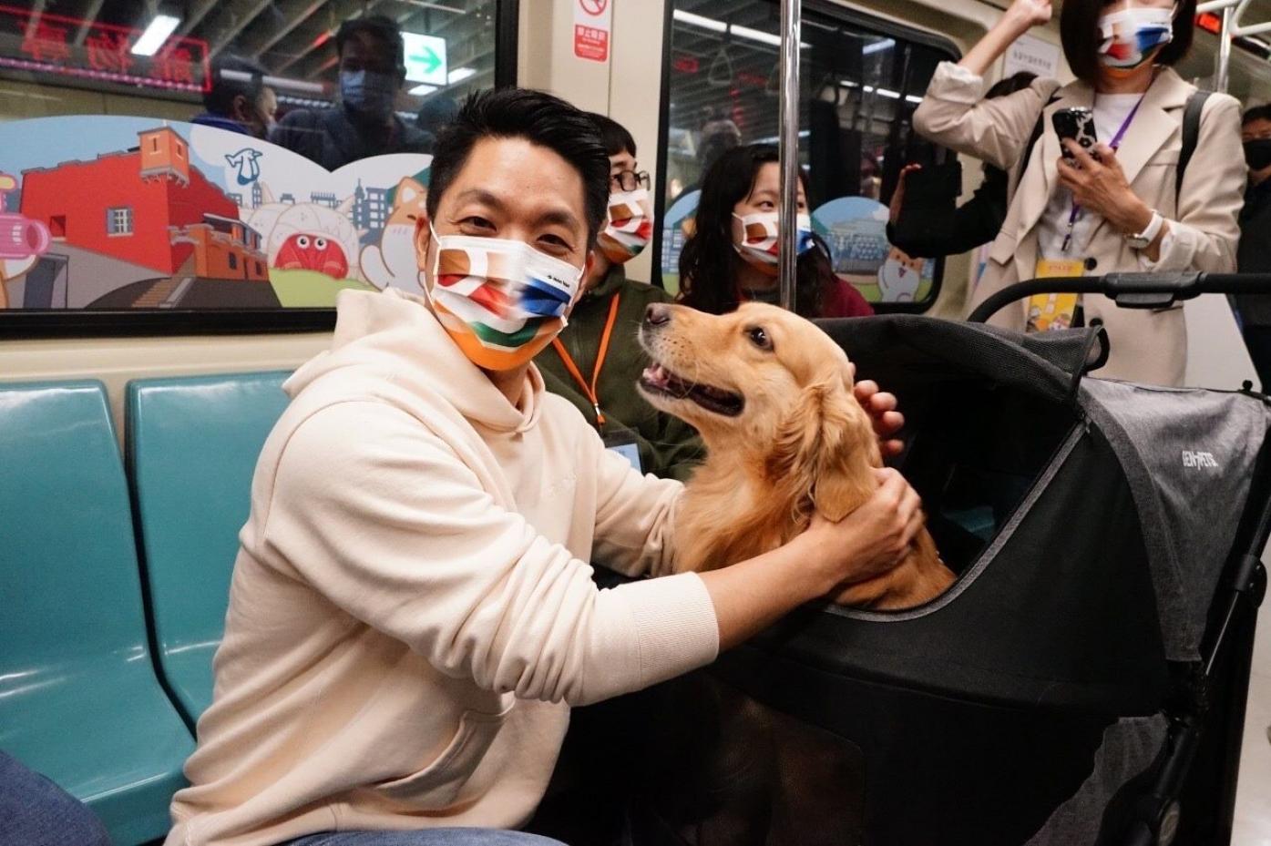 台北市長蔣萬安今和毛小孩一起搭捷運寵物專車。台北市政府提供