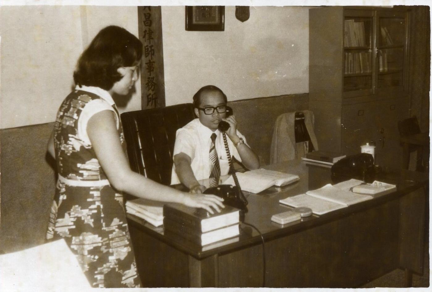 蘇貞昌分享50年前在律師事務所執業的照片。翻攝蘇貞昌臉書