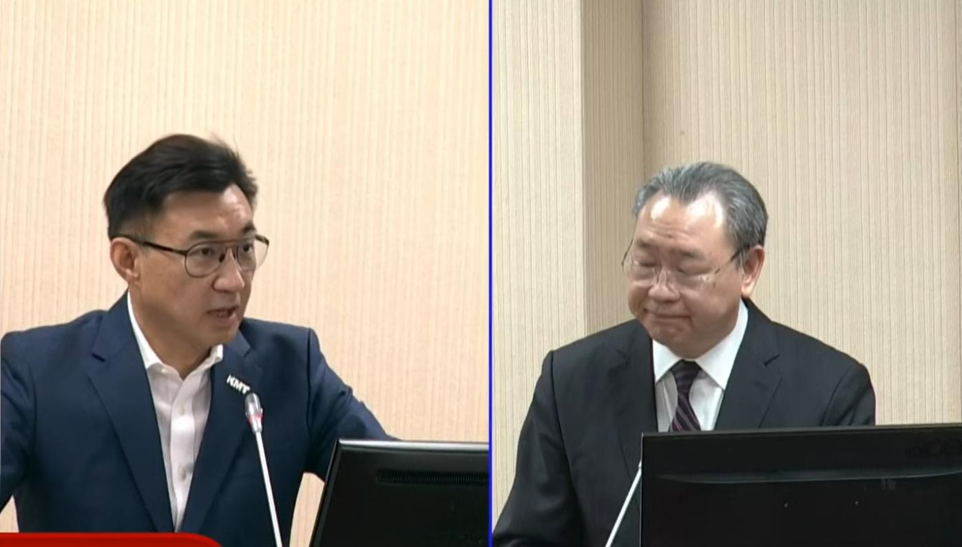 外交部常次俞大㵢（右）接受國民黨立委江啟臣（左）質詢。翻攝國會頻道