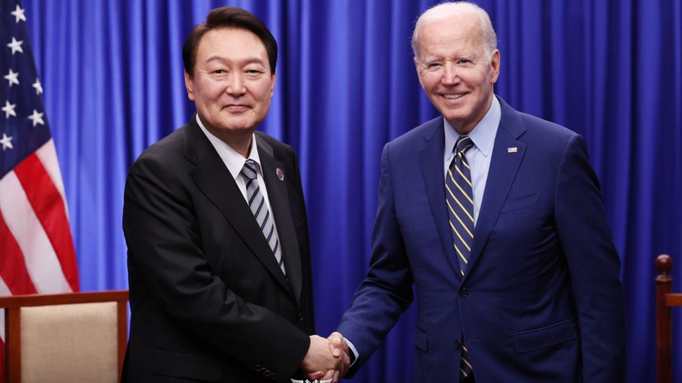 美國總統拜登去年到韓國進行國是訪問，韓國總統尹錫悅接見、合影。 翻攝@President_KR推特