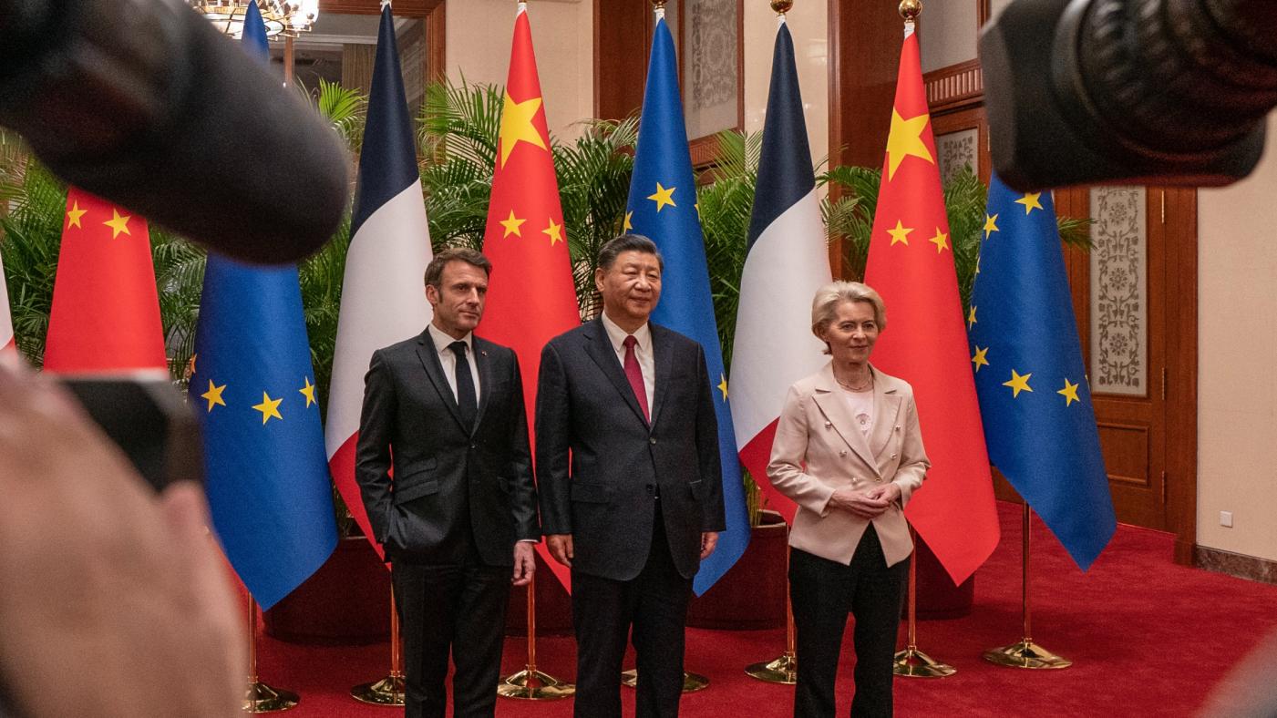 法國總統馬克宏（左）、歐盟委員會主席馮德萊恩（右）4月初訪中，與中國國家主席習近平合影。翻攝@Officiel du gouvernement - France推特