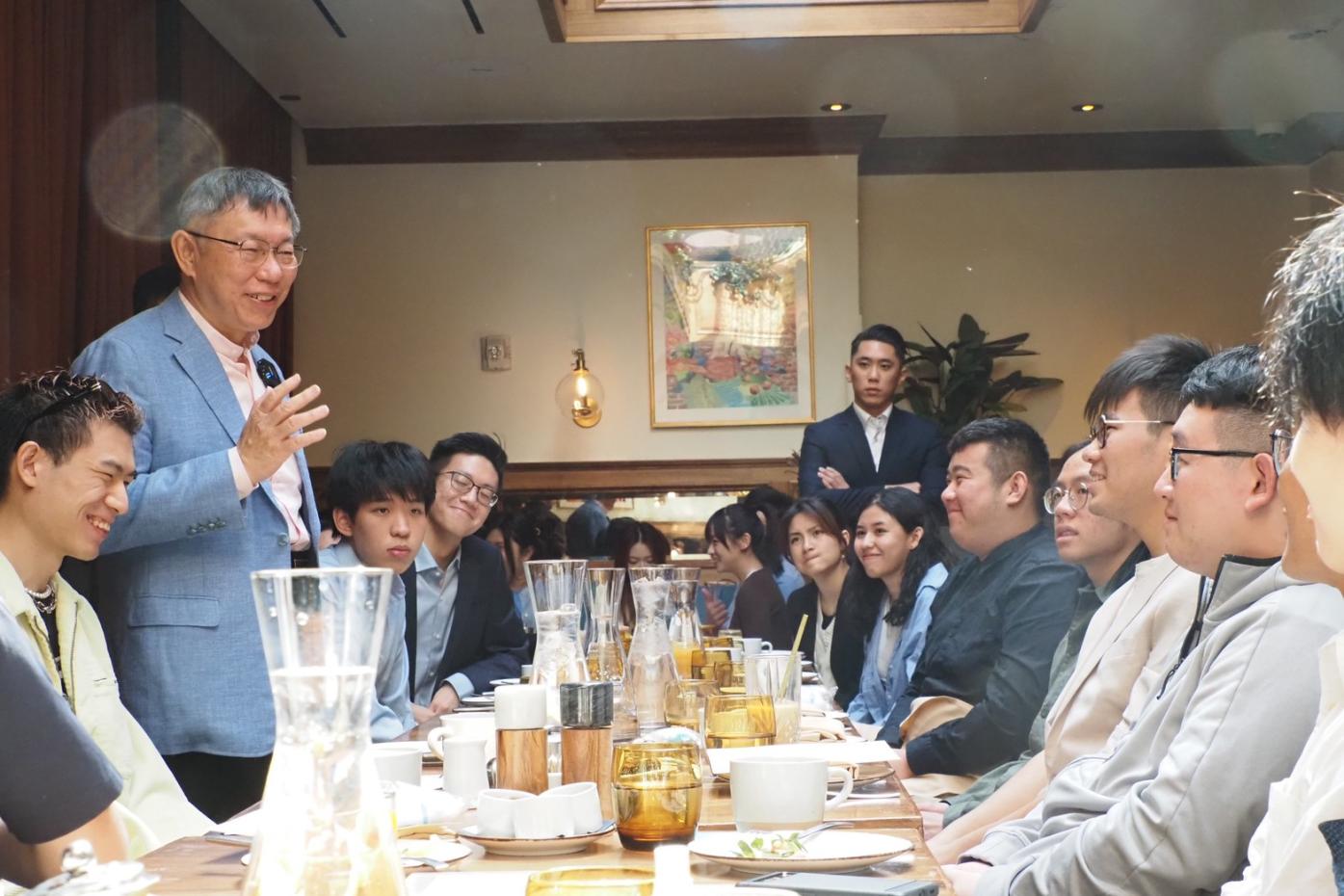 台灣民眾黨主席柯文哲(著藍色西裝者)在紐約和學生座談。台灣民眾黨提供