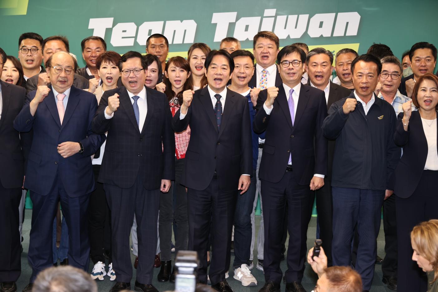 民進黨正式提名賴清德參選2024總統，會後中常執委齊喊挺台灣。林啟弘攝