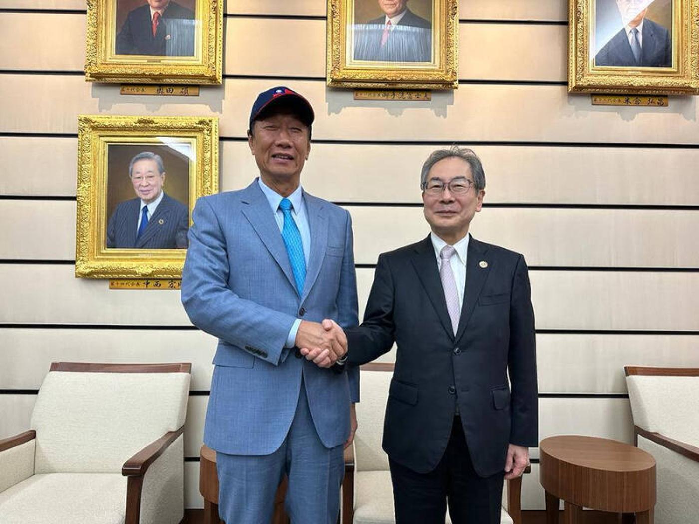 郭台銘（左）12日拜會「日本經濟團體連合會」 副會長久保田政一（右）。郭台銘辦公室提供