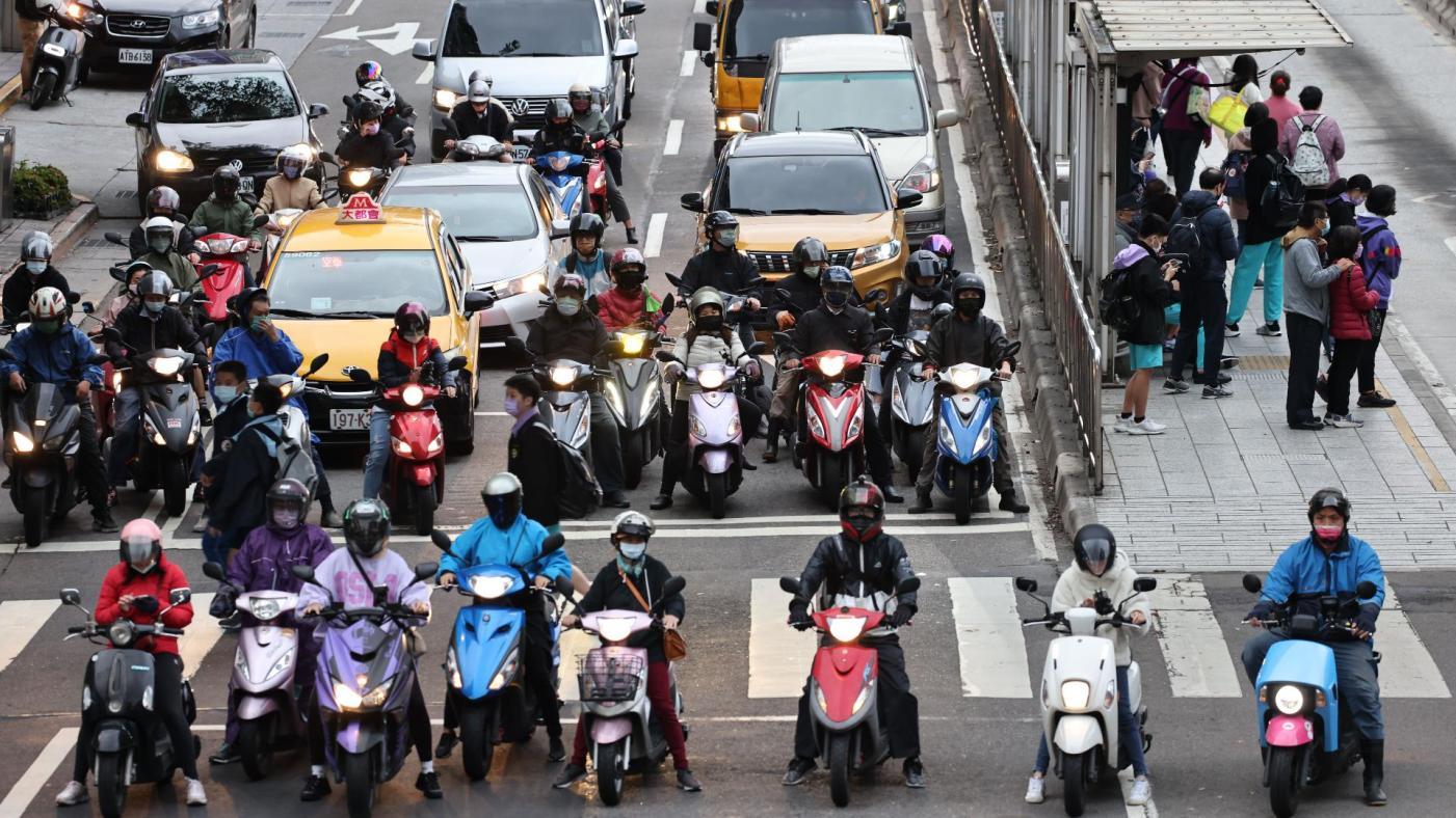 《道交條例》14日三讀通過，汽機車未禮讓行人最高可罰6000元。資料照片／林啟弘攝