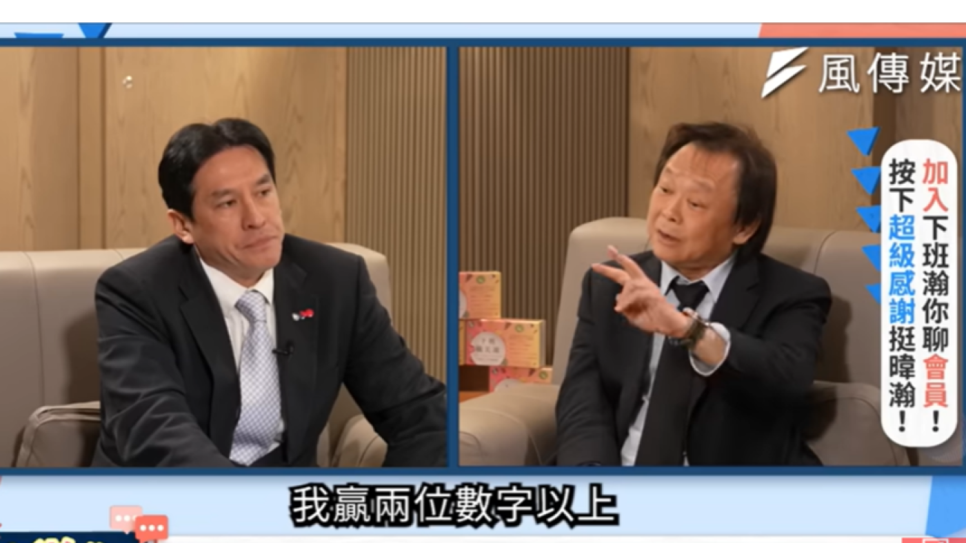 台北市議員王世堅(右)接受專訪時自曝民調贏對手兩位數。翻攝《下班瀚你聊》直播畫面