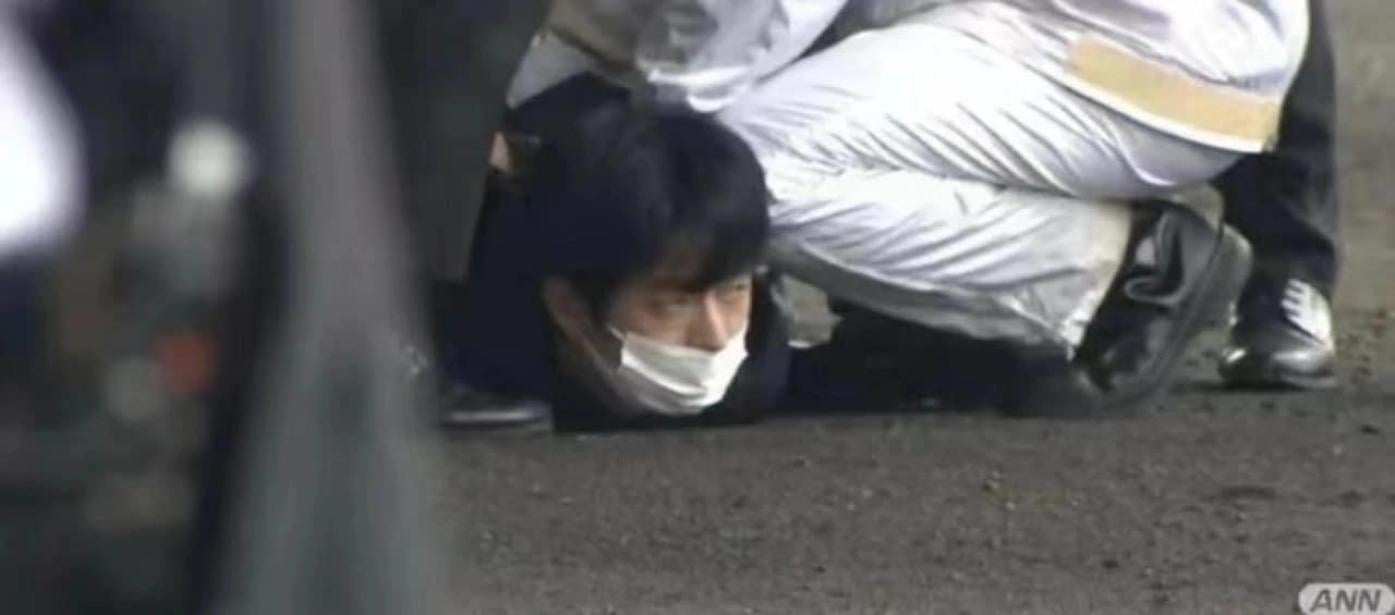  日本專家指出，對首相岸田文雄丟擲爆裂物的犯嫌木村隆二（圖中黑衣者）可能是安倍晉三遇刺案的模仿犯。翻攝畫面