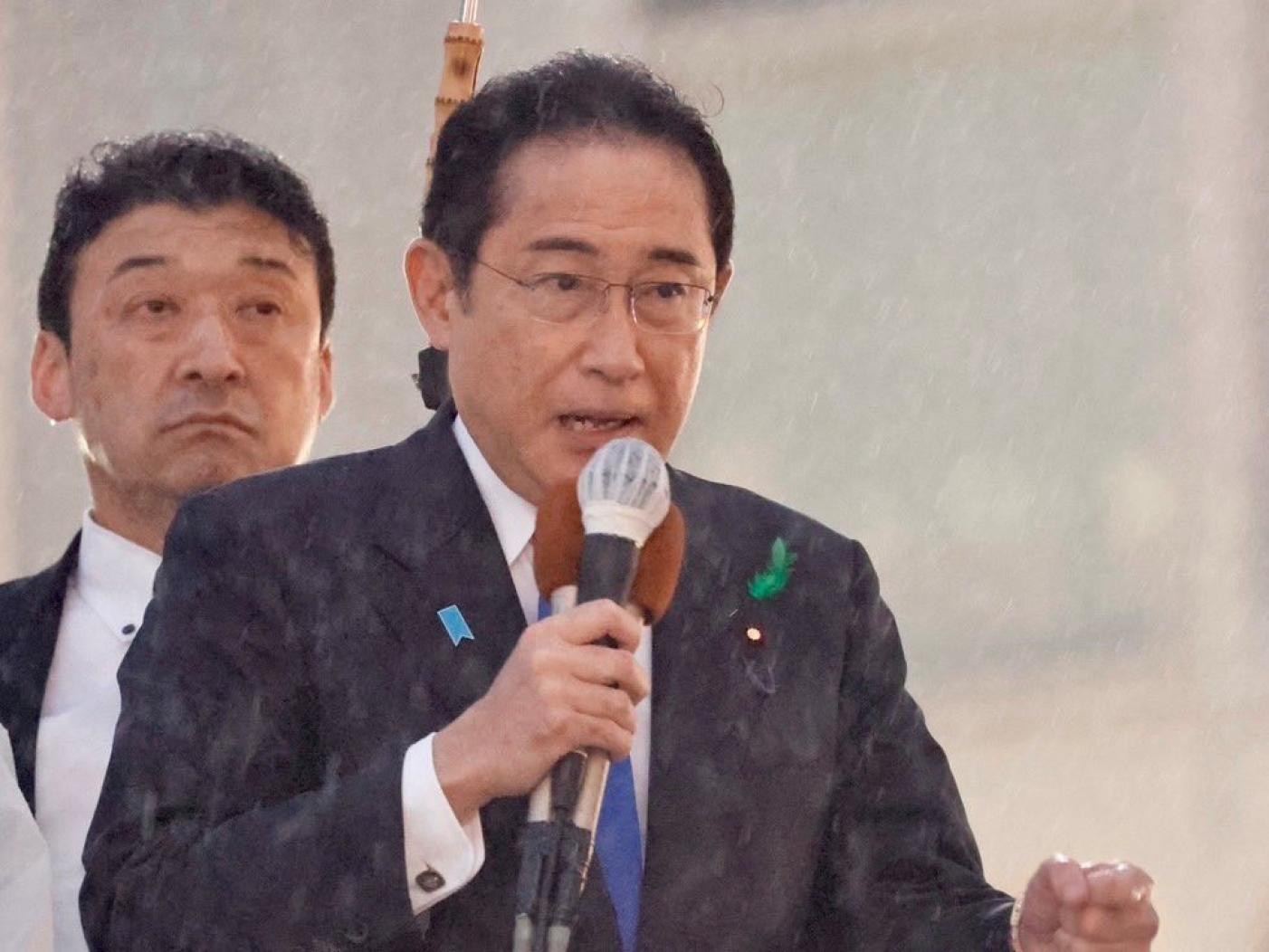 日本首相岸田文雄（見圖）15日上午輔選時，遭24歲男子木村隆二丟擲爆裂物，所幸平安未受傷。翻攝岸田文雄臉書