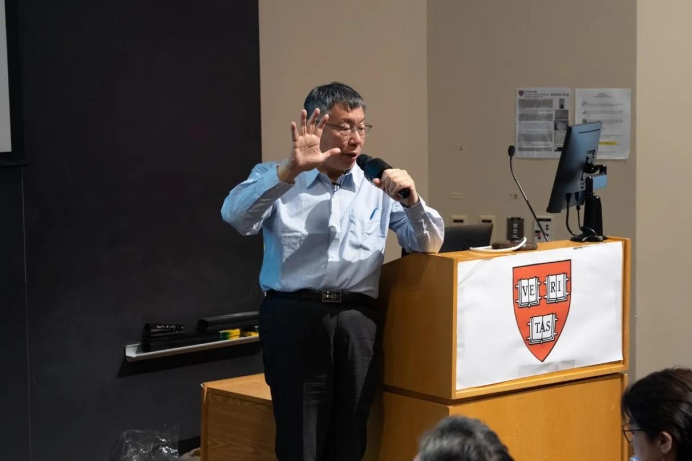  台灣民眾黨主席柯文哲在美東時間15日出席哈佛大學座談。民眾黨提供