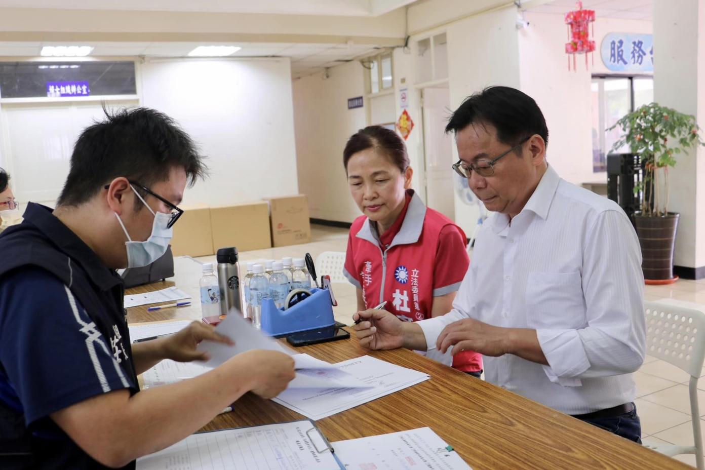 杜文中（右）在妻子的陪同下登記新竹縣第二選區立委。翻攝自杜文中臉書