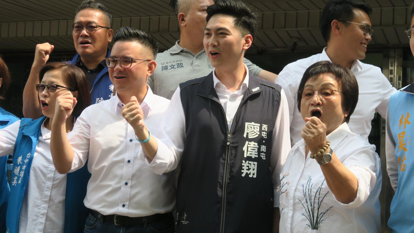 國民黨台中市議員黃健豪（左二）與副發言人廖偉翔（左三）聯袂登記黨內立委初選。王乙徹攝