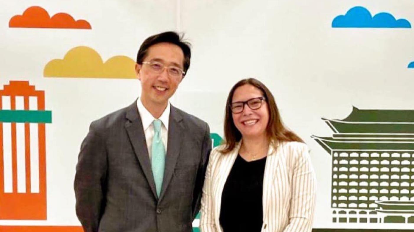 AIT主席羅森伯格(右)訪台，是她3月上任後首度訪問台灣。翻攝AIT臉書