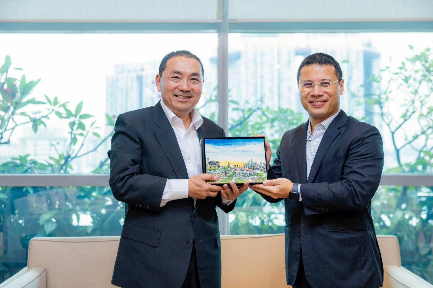 赴新加坡訪問的新北市長侯友宜(左)昨拜會星國國家發展部長李智陞。翻攝李智陞臉書
