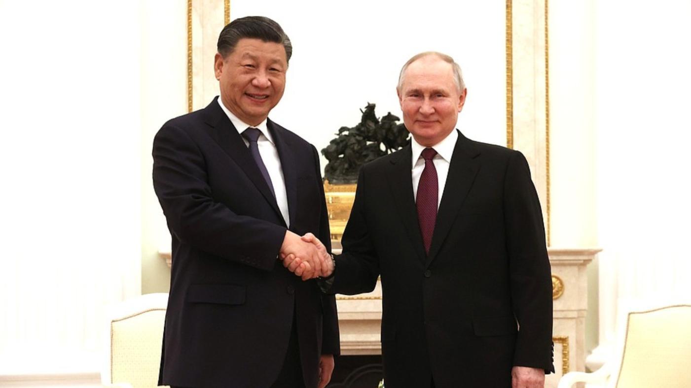 中國國家主席習近平（左）上個月親訪俄羅斯，俄國總統普丁熱情接待。 翻攝俄羅斯總統府網站