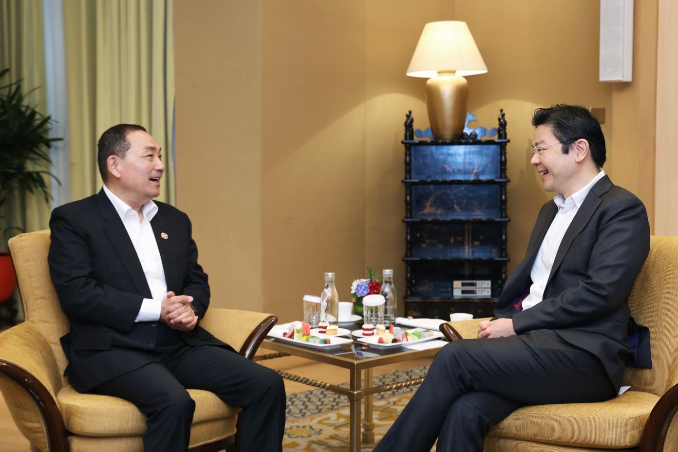 新北市長侯友宜(左)訪新加坡，21日拜會副總理黃循財(右)。翻攝黃循財臉書
