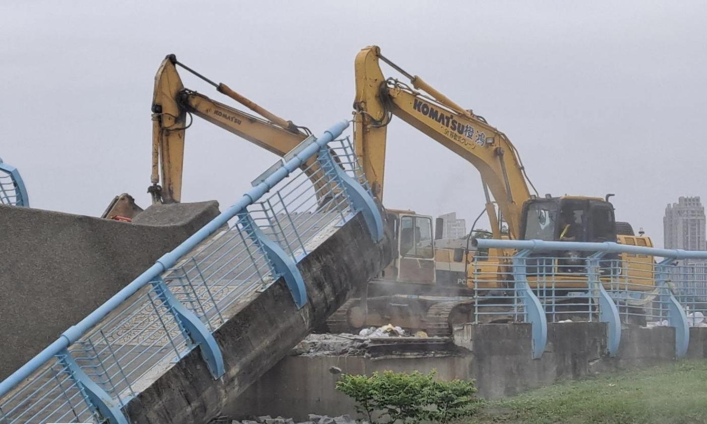 新北市五股區的觀音坑溪橋昨天突然橋塌，今日中午開始辦理拆除清理，避免影響河川水流。新北市高灘處提供