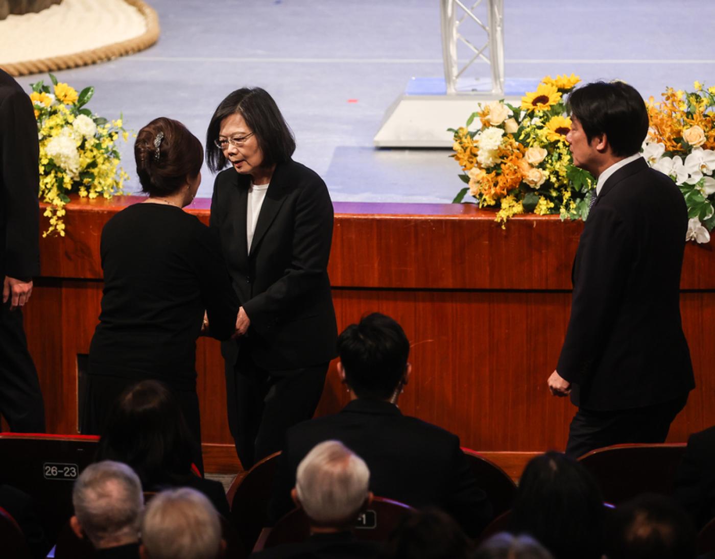 總統蔡英文、副總統賴清德23日下午在台北出席「逆風蒼鷹 辜寬敏」追思紀念會。中央社