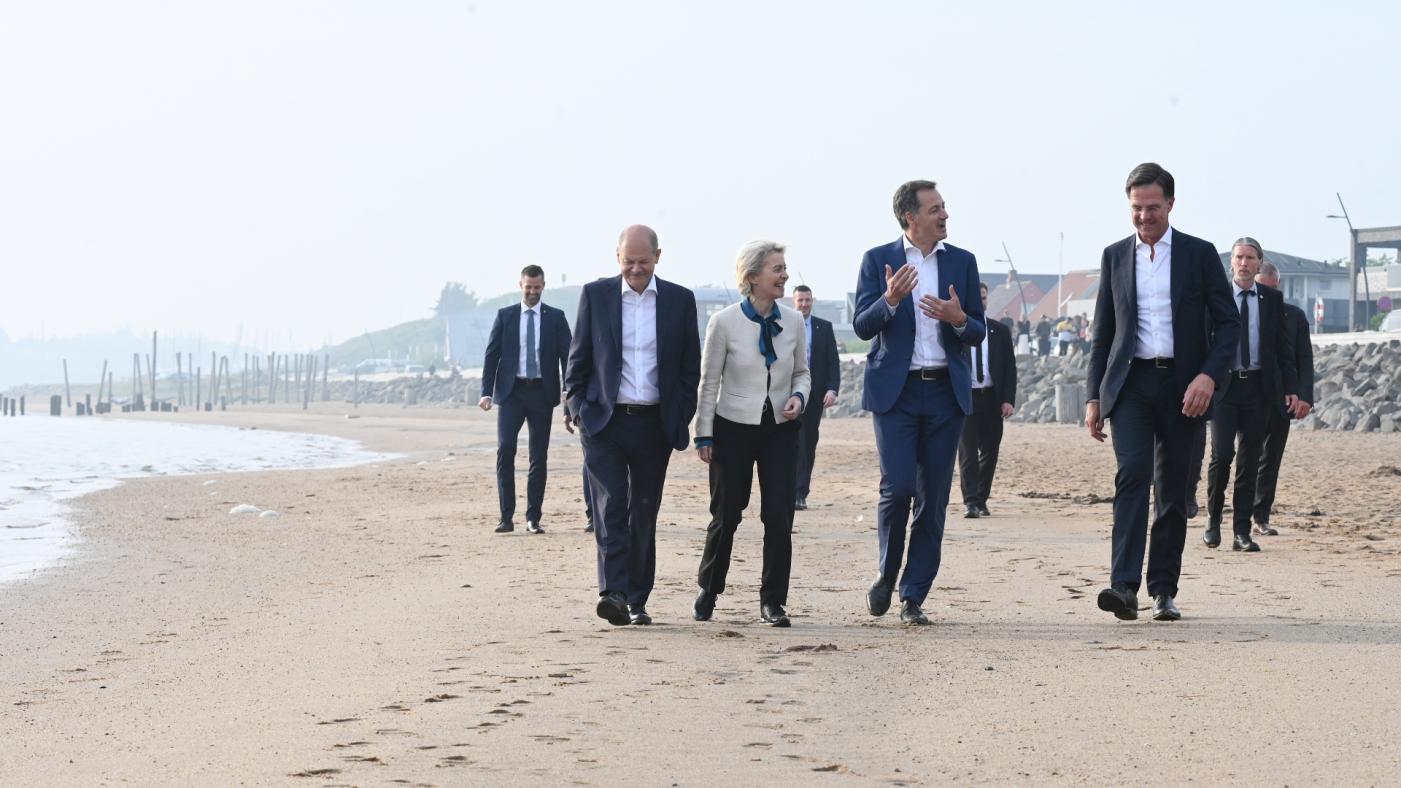 歐洲北海沿岸9個國家24日召開北海高峰會，德國總理蕭茲（第二排左一）、歐盟執委員會主席范德賴恩（第二排左二）等領袖出席。翻攝ec.europa.eu網頁