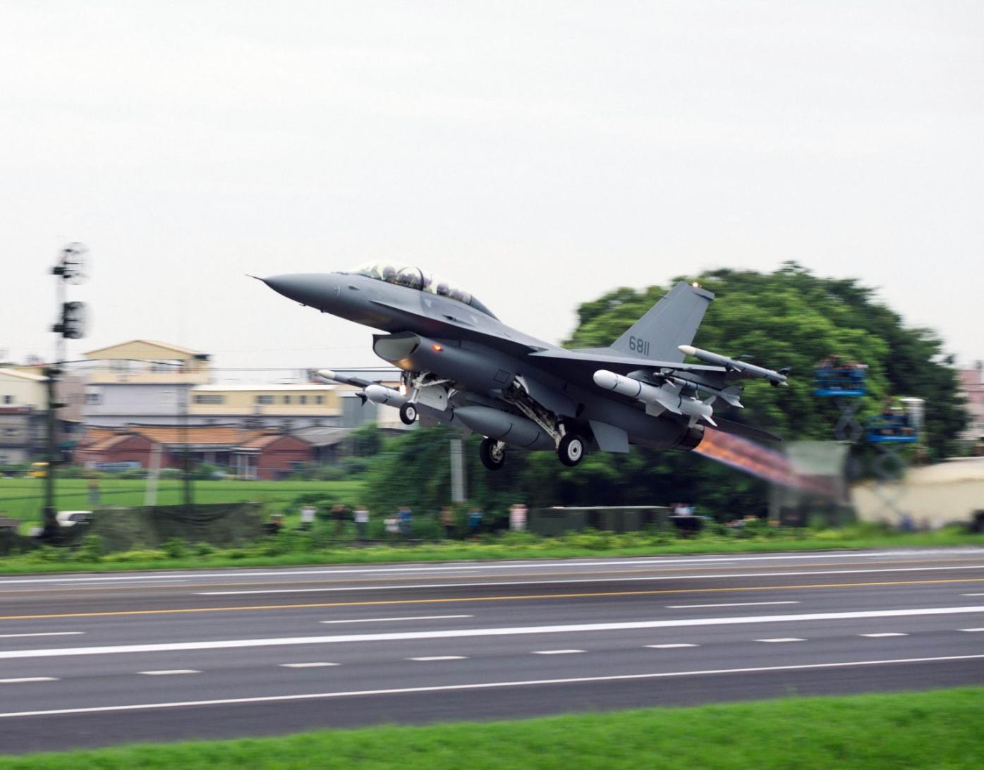 國防部首度在東部地區進行戰機起降場的開設。圖為F-16進行國道高速公路降資料照片