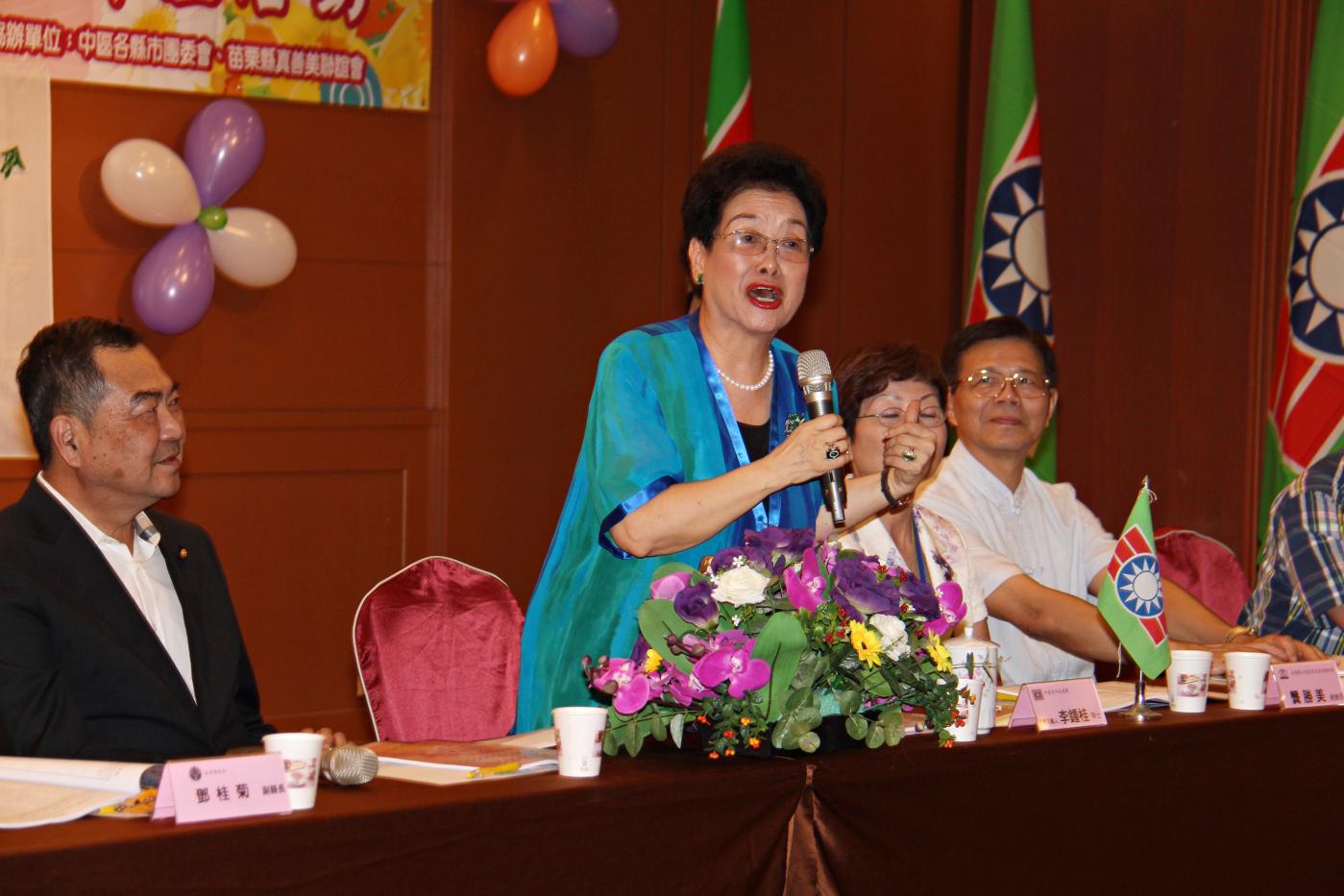 國民黨前副秘書長李鍾桂(左2)過去參加基金會活動照片。翻攝苗栗縣政府網站