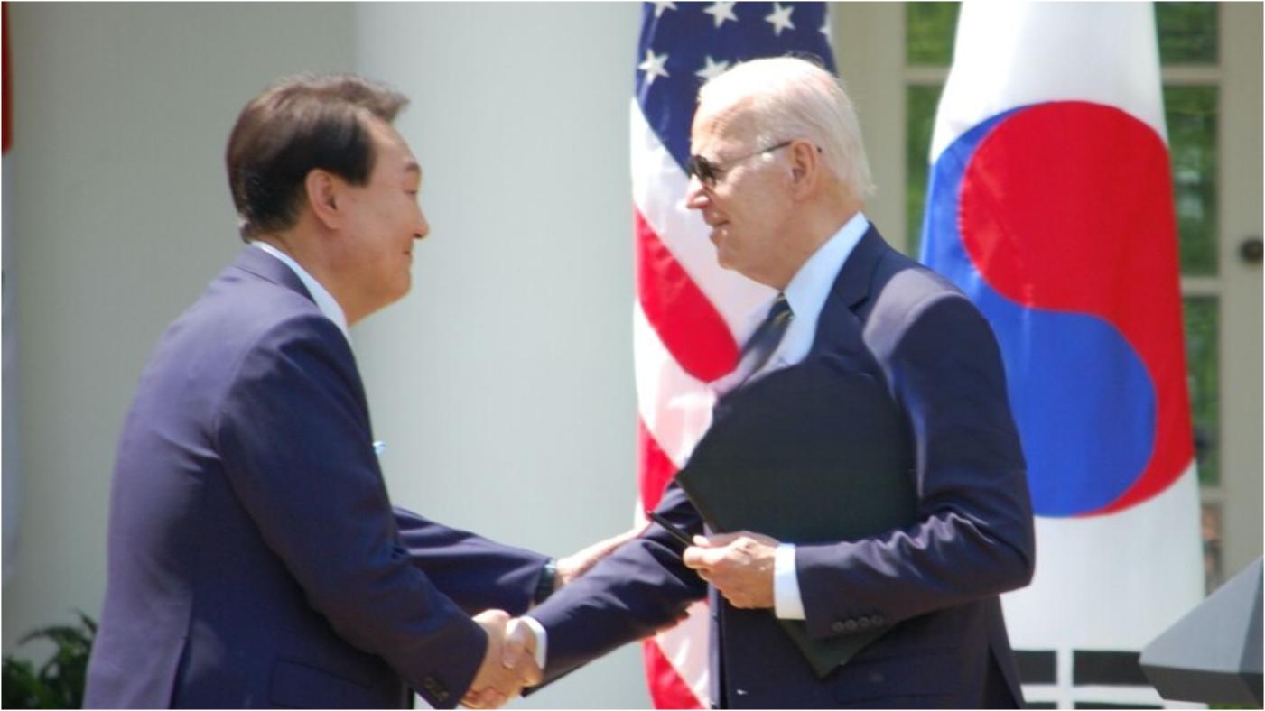  美國總統拜登（右）美東時間26日與到訪的南韓總統尹錫悅（左）舉行雙邊會談。中央社